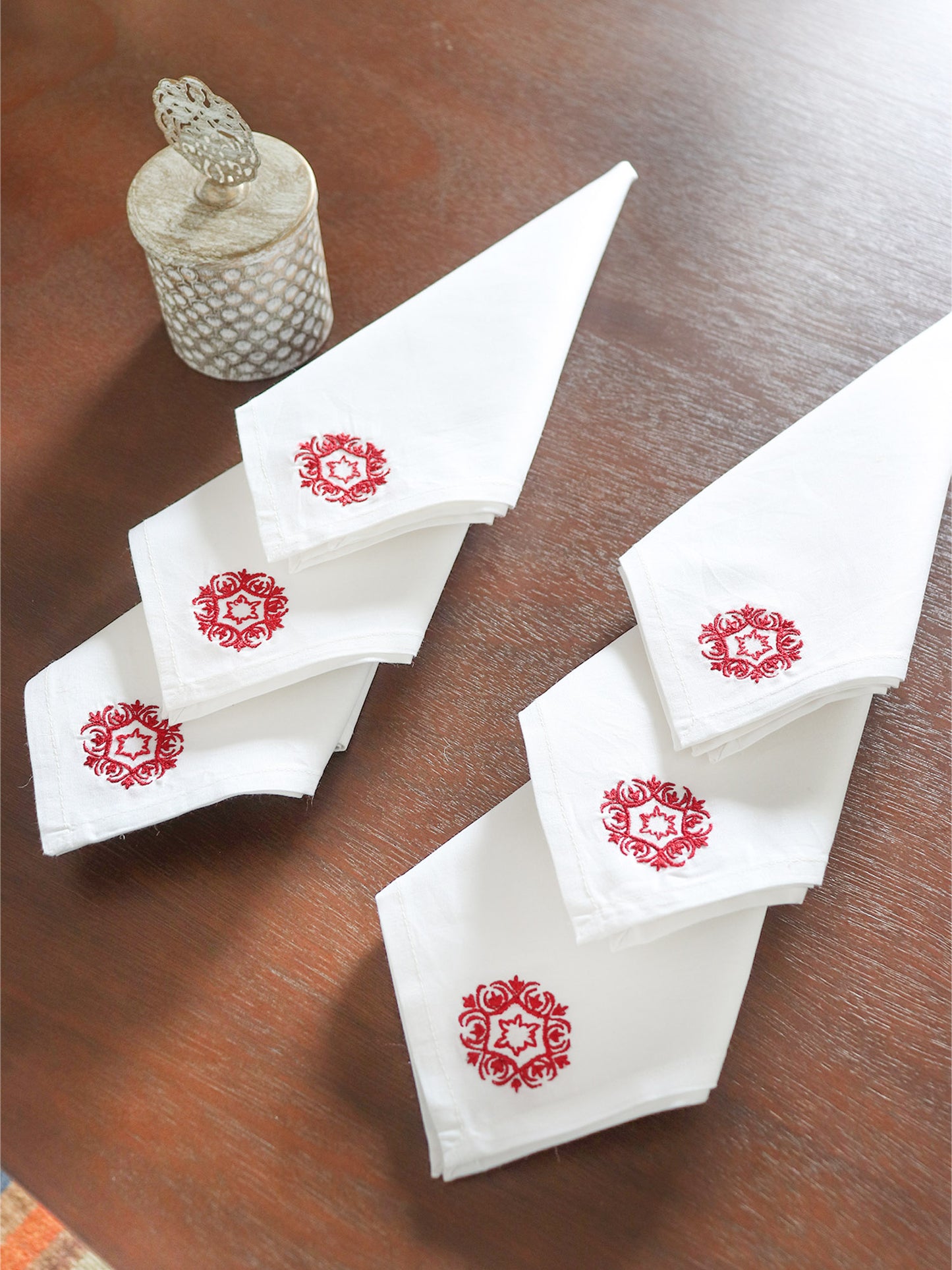 motif embroidered in red color on white colored set of 6 dinner napkins - 16x16 inch