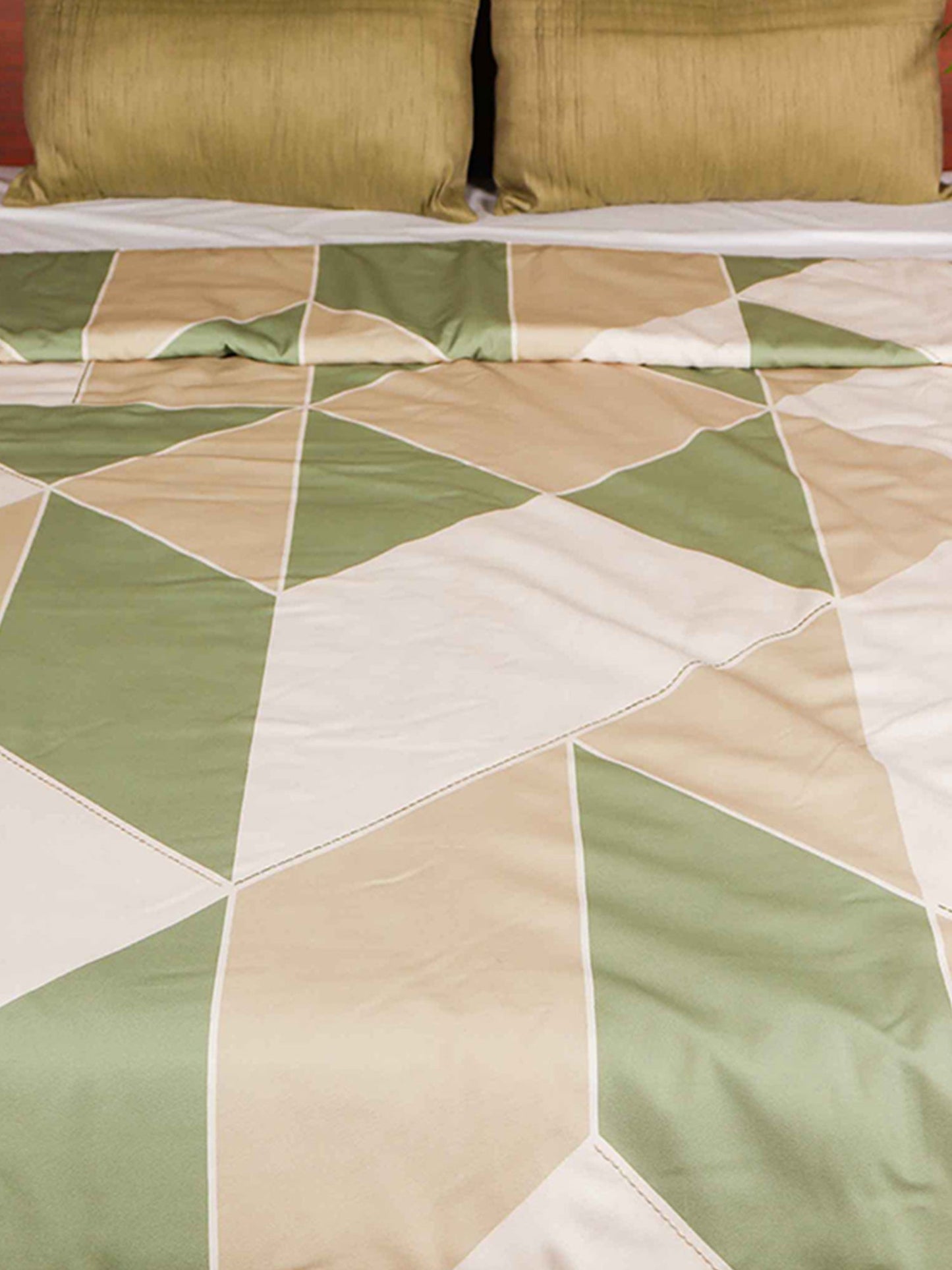 Quilt with 2 Pillow Shams Polyester Blend Digital Print Off-White, Green and Beige - (90" X 108" ; Pillow - 17" X 27")