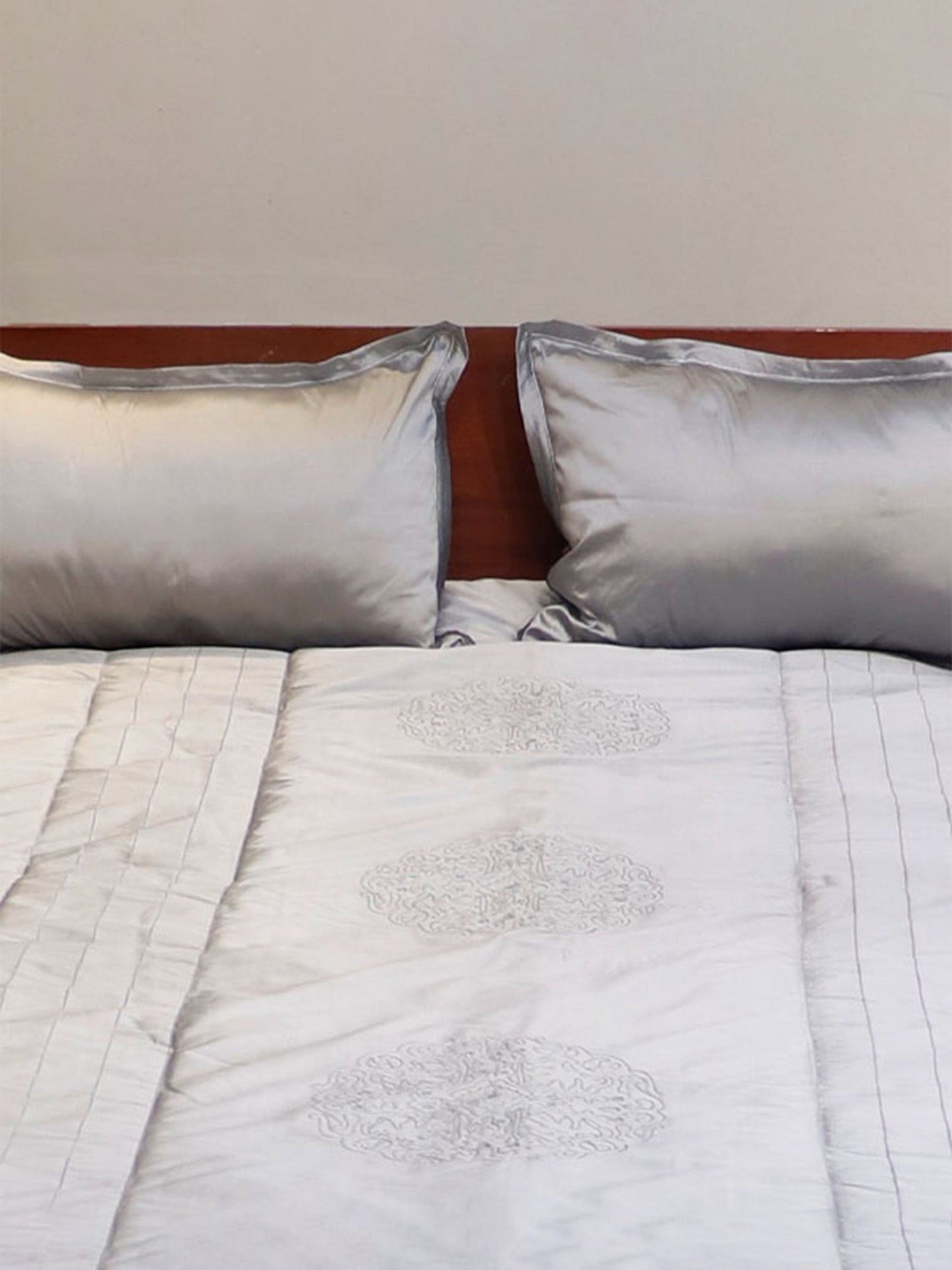 Quilt with 2 Pillow Shams Polyester and Cotton Embroidered Pintuck Grey - (90" X 108" ; Pillow - 17" X 27")