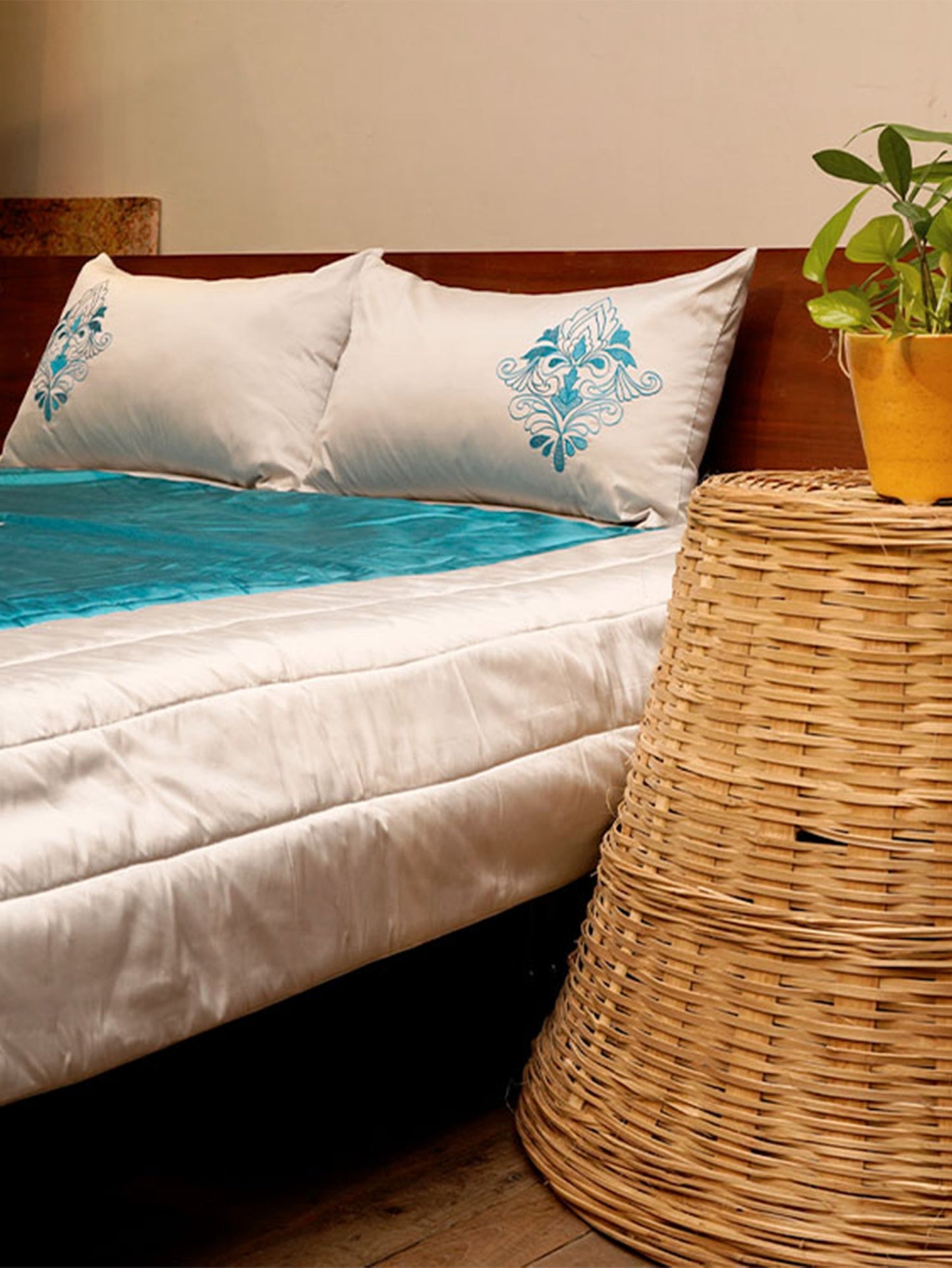Quilt with 2 Pillow Shams Polyester and Cotton Embroidered Turquoise Blue - (90" X 108" ; Pillow - 17" X 27")