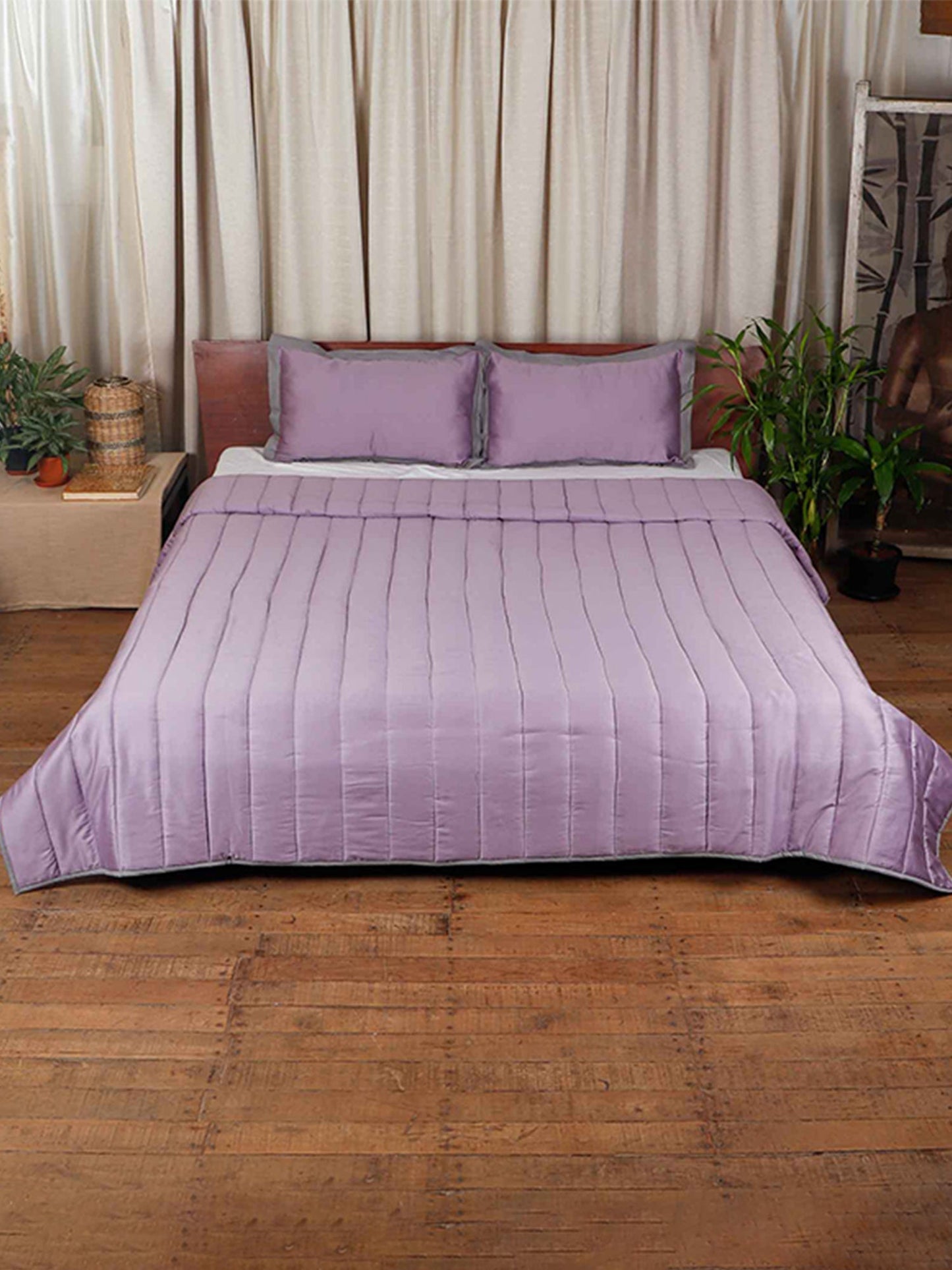 Purple colored bed quilt /comforter with 2 matching pillow covers made from polyester front and cotton backed quilt for king size double bed 