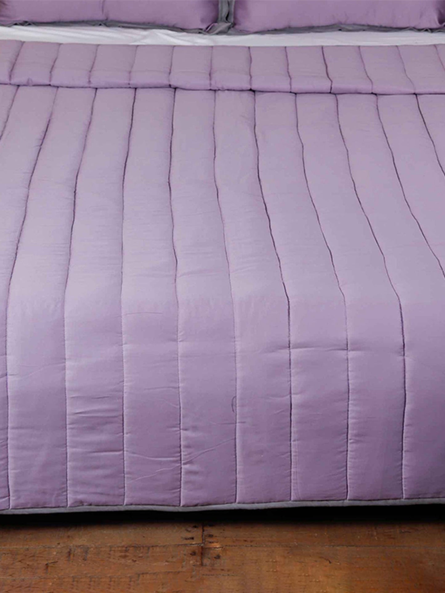 Purple colored bed quilt /comforter with 2 matching pillow covers made from polyester front and cotton backed quilt for king size double bed 