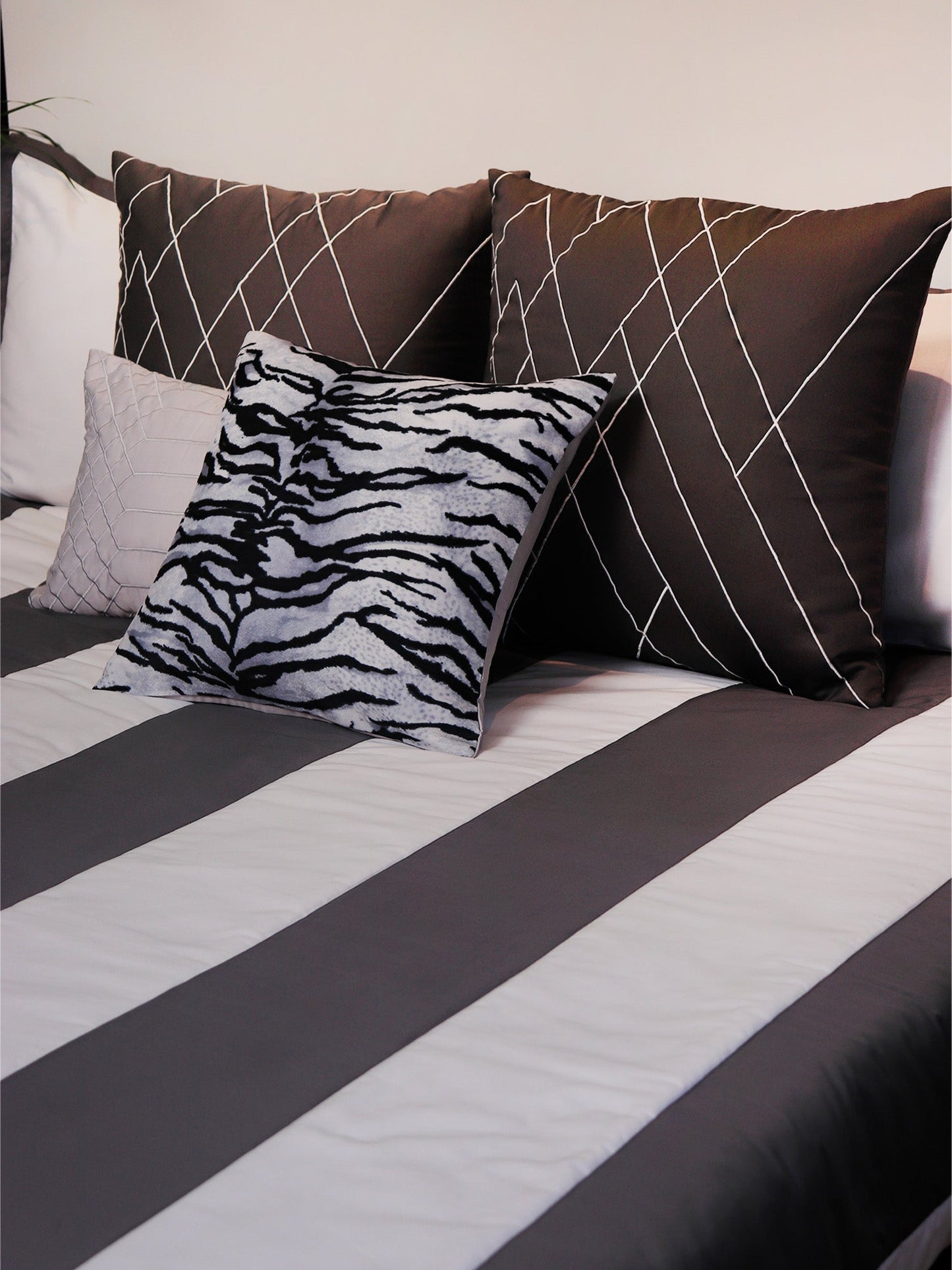 Quilt with 2 Pillow Covers 100% Cotton 520TC Quilted Patchwork with Digital Prints Grey White - 90X108+17X27+20X20+12X20+16X16 (Set of 7)