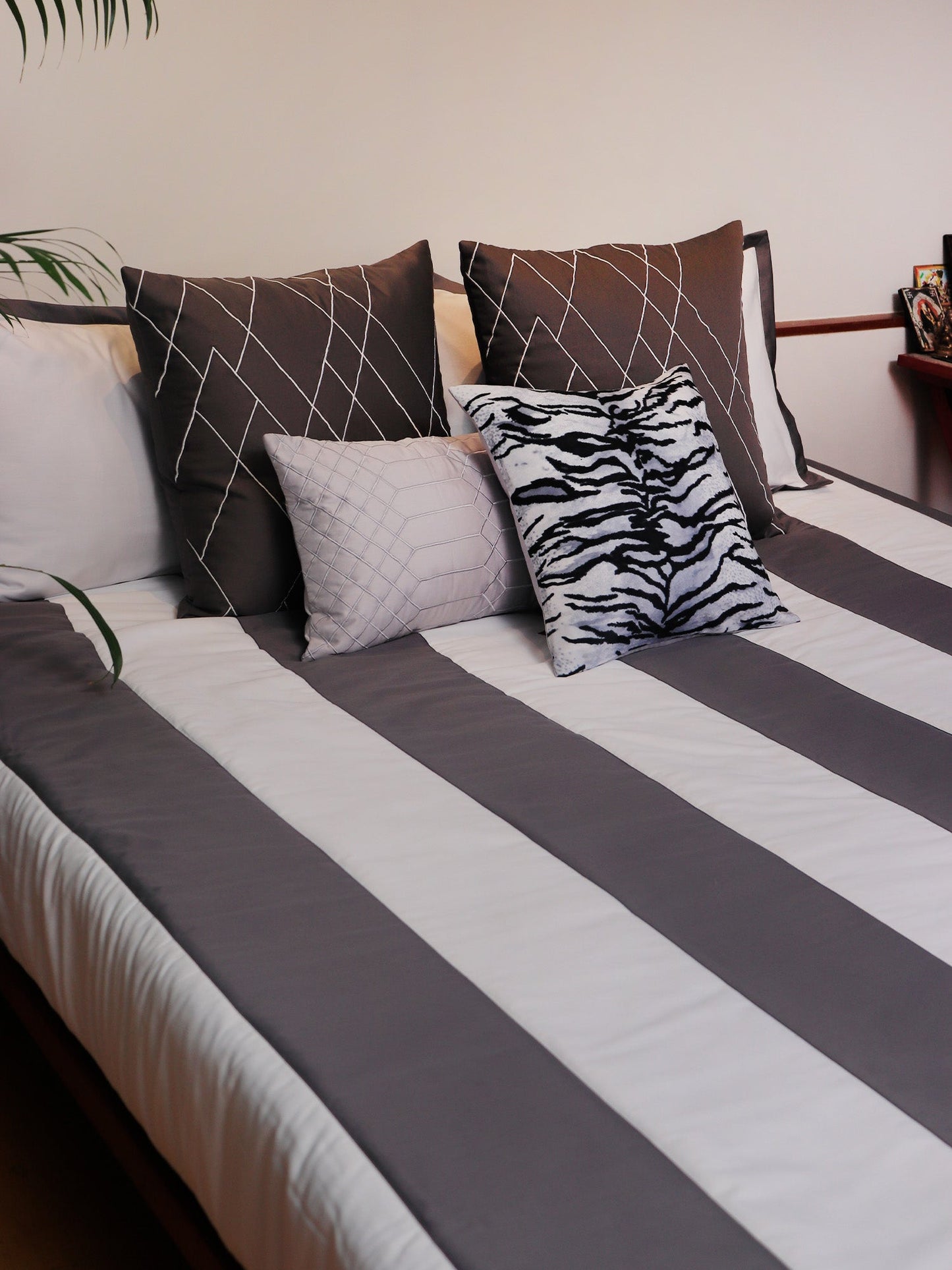 Quilt with 2 Pillow Covers 100% Cotton 520TC Quilted Patchwork with Digital Prints Grey White - 90X108+17X27+20X20+12X20+16X16 (Set of 7)