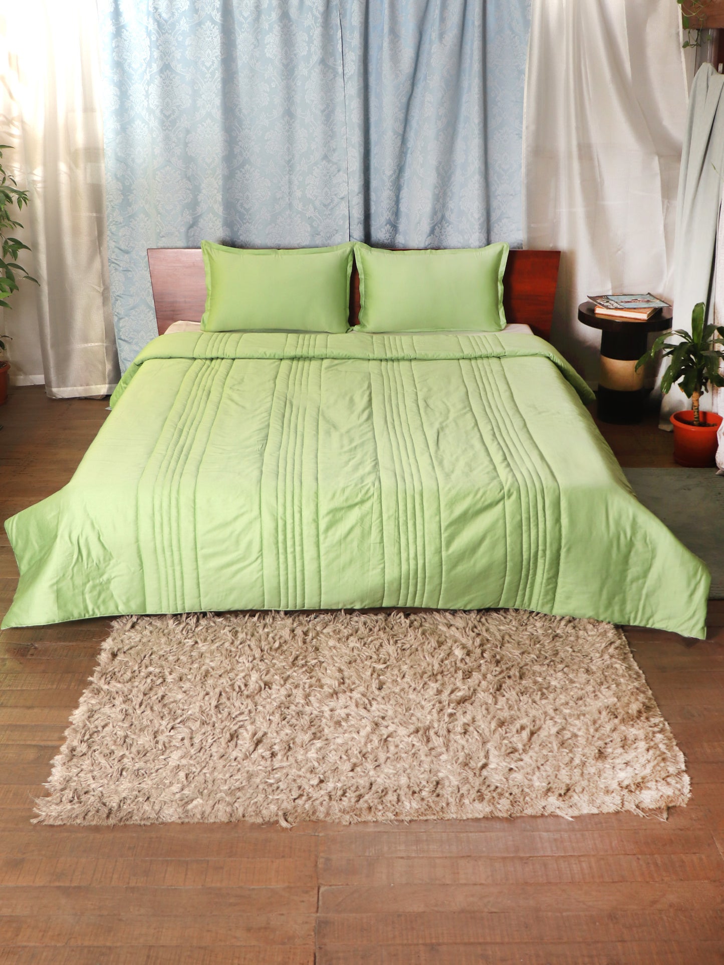 Green colored bed quilt /comforter with 2 matching pillow covers made from cotton front and backed quilt for king size double bed 