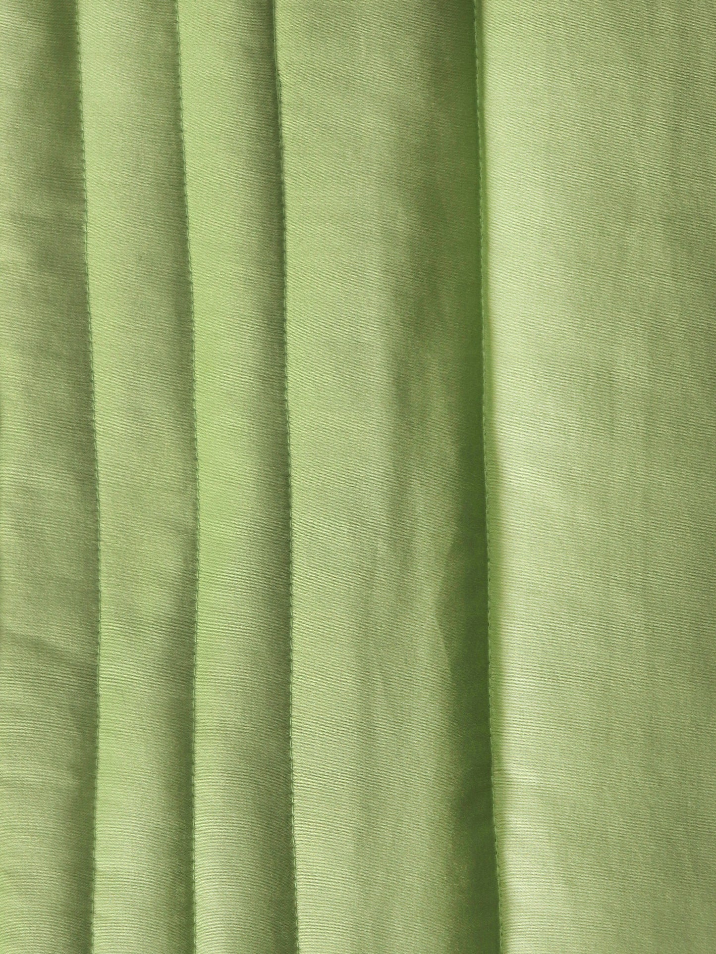 Green colored bed quilt /comforter with 2 matching pillow covers made from cotton front and backed quilt for king size double bed 