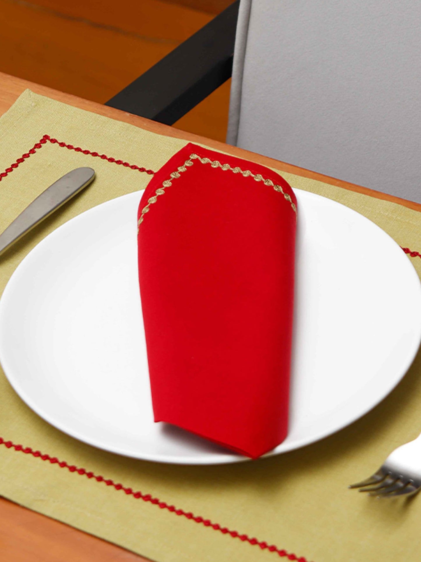 Table Mats and Napkins 100% Cotton Embroidered Green and Red - 13" x 19" ; 16" x 16" - Set of 6