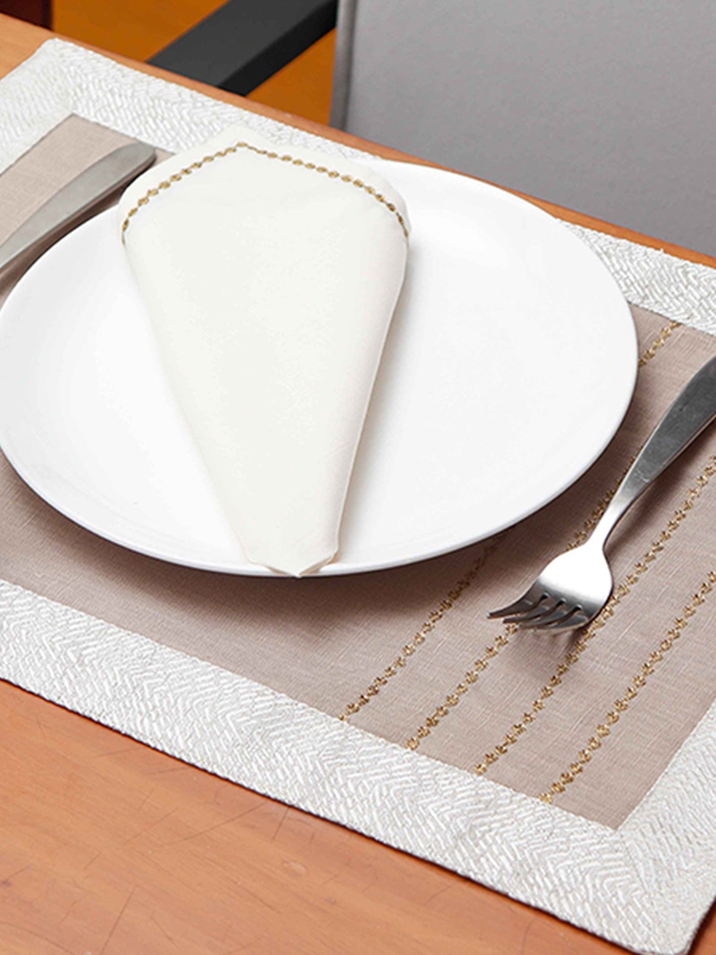 Table Mats and Napkins Cotton and Polyester Embroidered Table Beige and Off-White - 13" x 19" ; 16" x 16" - Set of 6