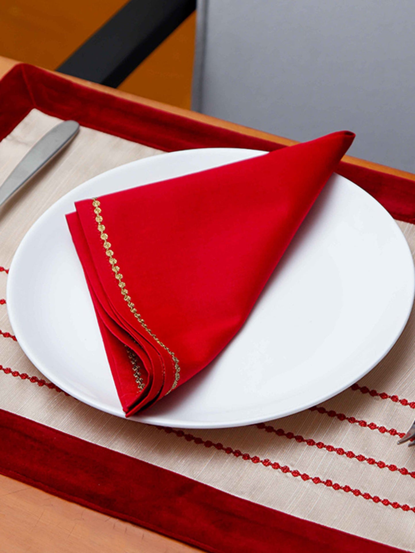 Table Mats and Napkins Polyester and Cotton Embroidered Cream and Maroon - 13" x 19" ; 16" x 16" - Set of 6
