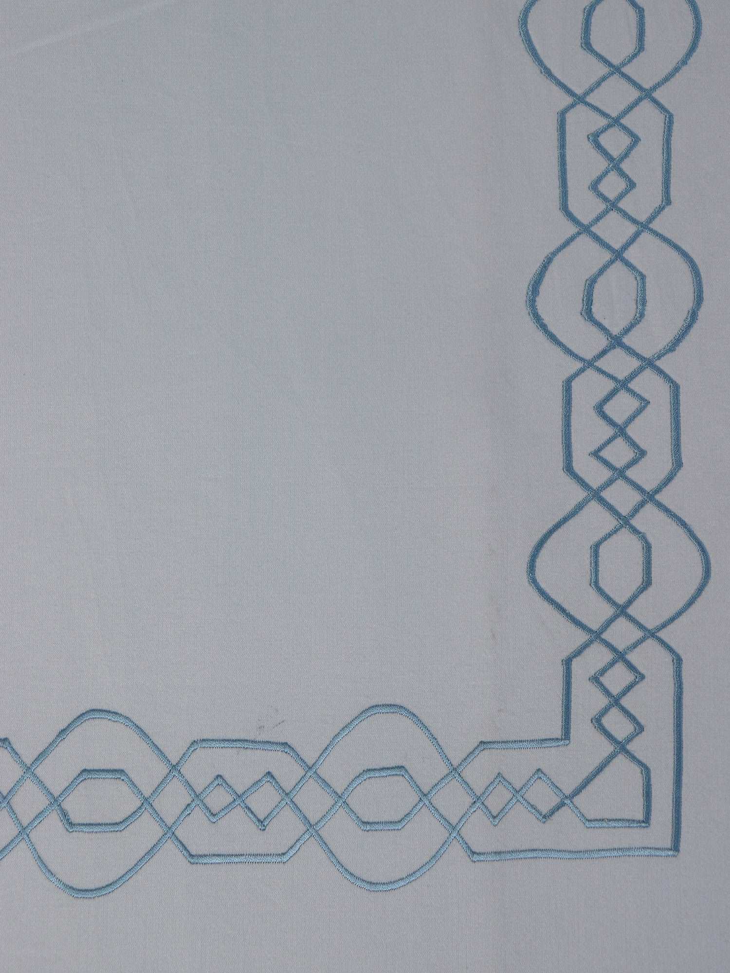 closeup of embroidery on 700tc 100% pure cotton bedsheet for kingsize bed
