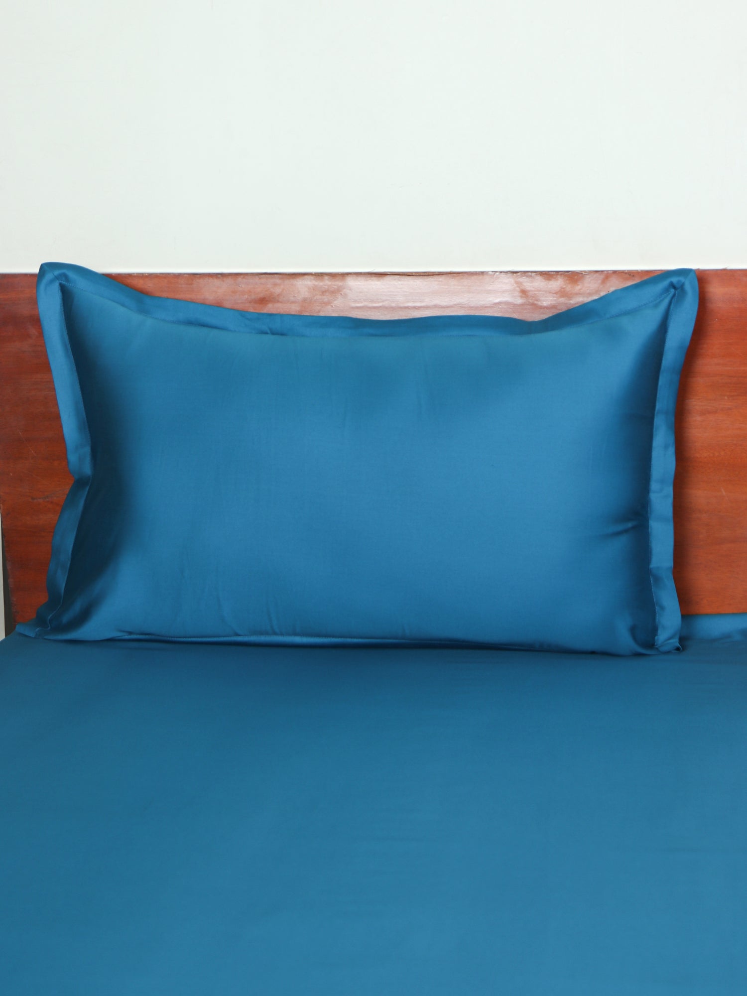 closeup of pillow sham cover for 100% cotton 400 TC bedsheet