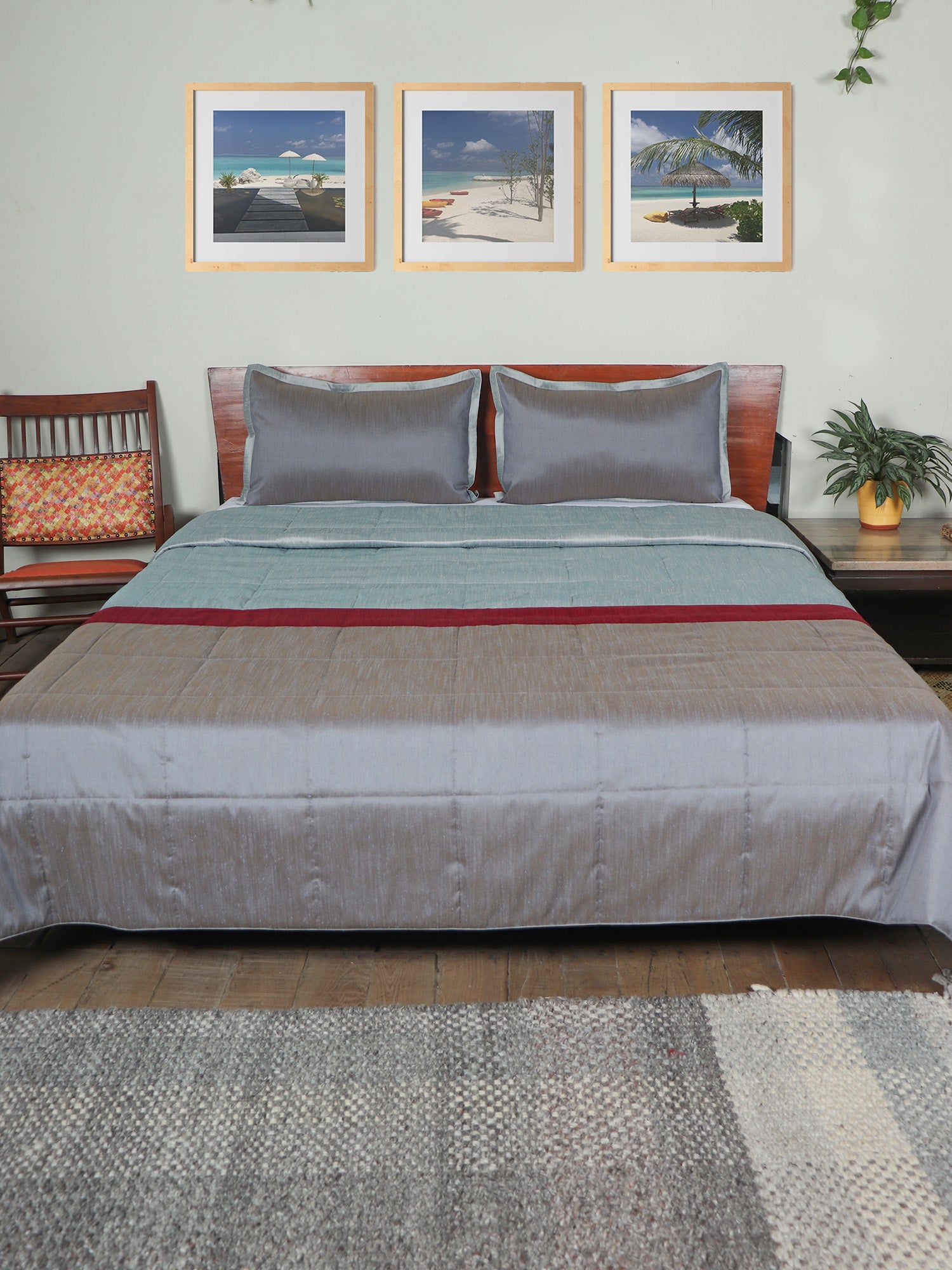 Grey colored bed quilt with 2 matching pillow covers made from polyester front and cotton backed quilt for king size double bed 
