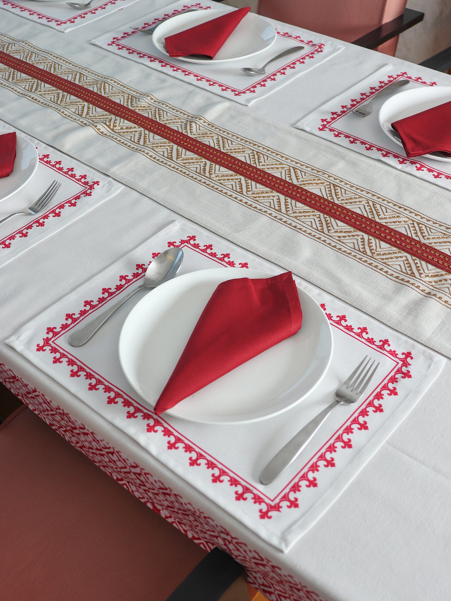 motif printed dinner tablemats and cotton napkins in red and white contrast colors - 13x19 inch