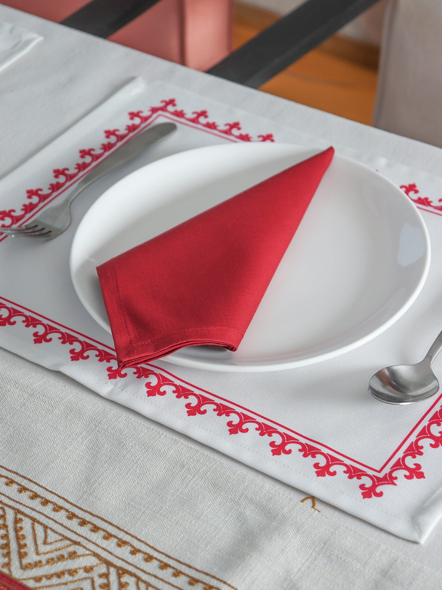 motif printed dinner tablemats and cotton napkins in red and white contrast colors - 13x19 inch