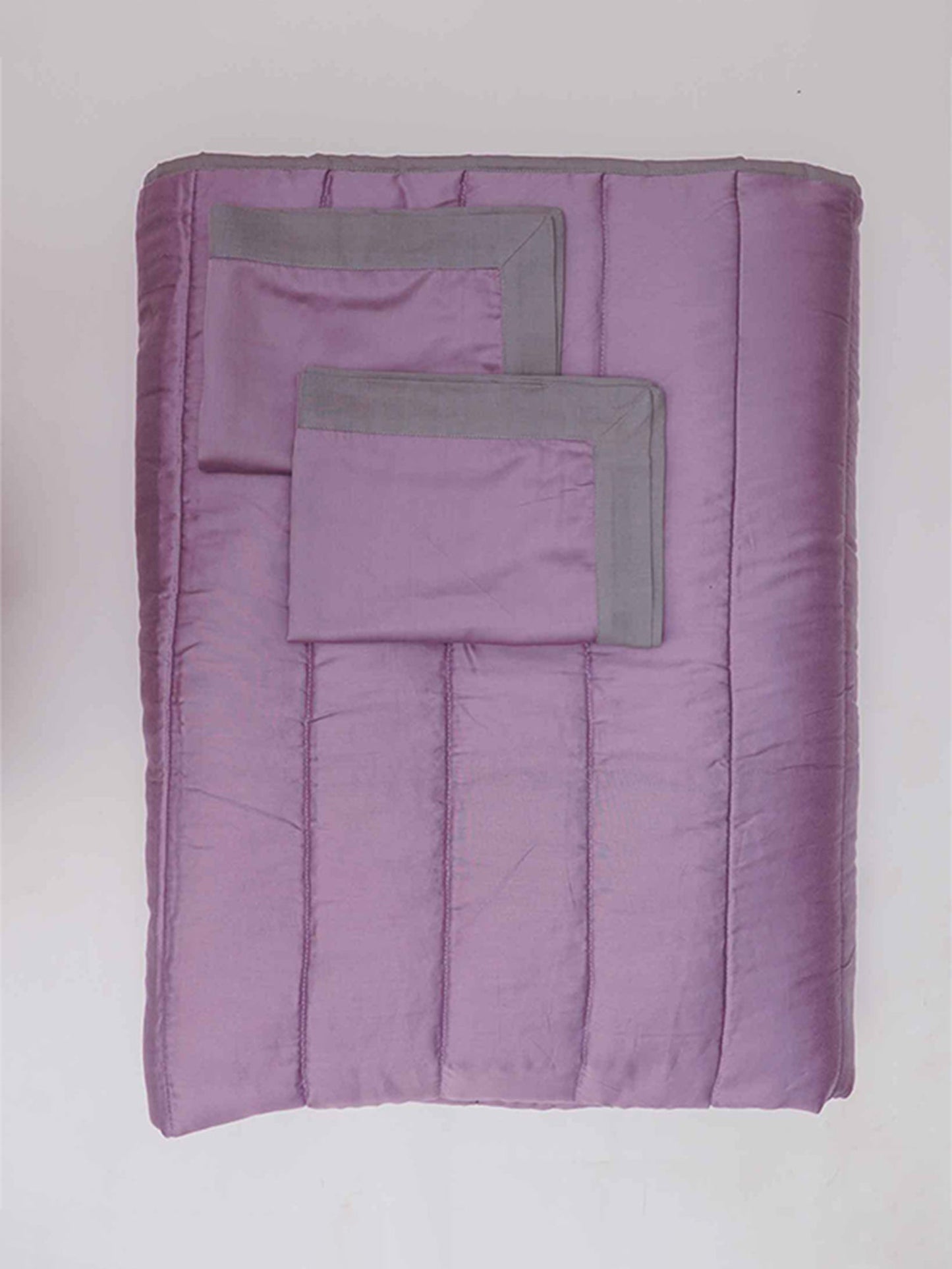Purple colored bed quilt /comforter with 2 matching pillow covers made from polyester front and cotton backed quilt for king size double bed 