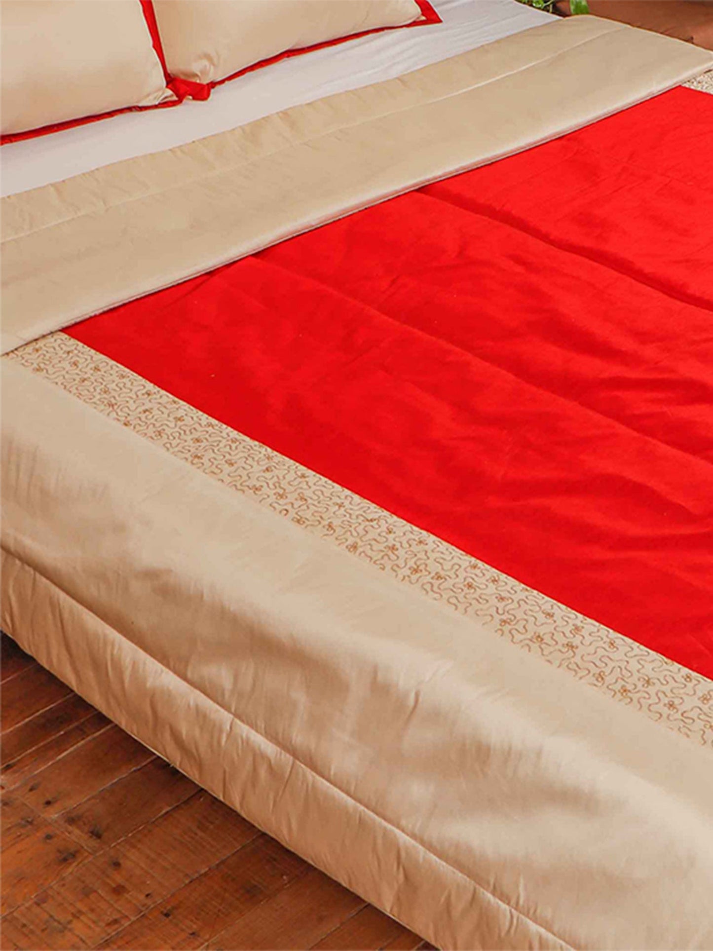 Quilt with 2 Pillow Shams Blended Polyester and Cotton Embroidered Patchwork Red and Cream - (90" X 108" ; Pillow - 17" X 27")