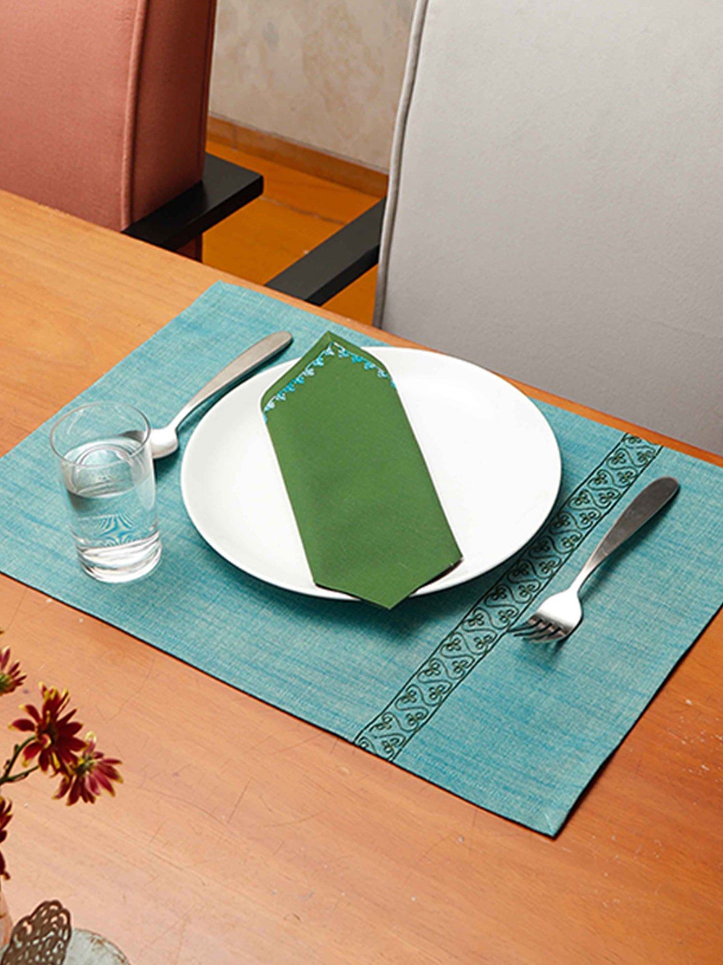embroidered dinner table mats and napkins in contrast colors - 13x19 inch