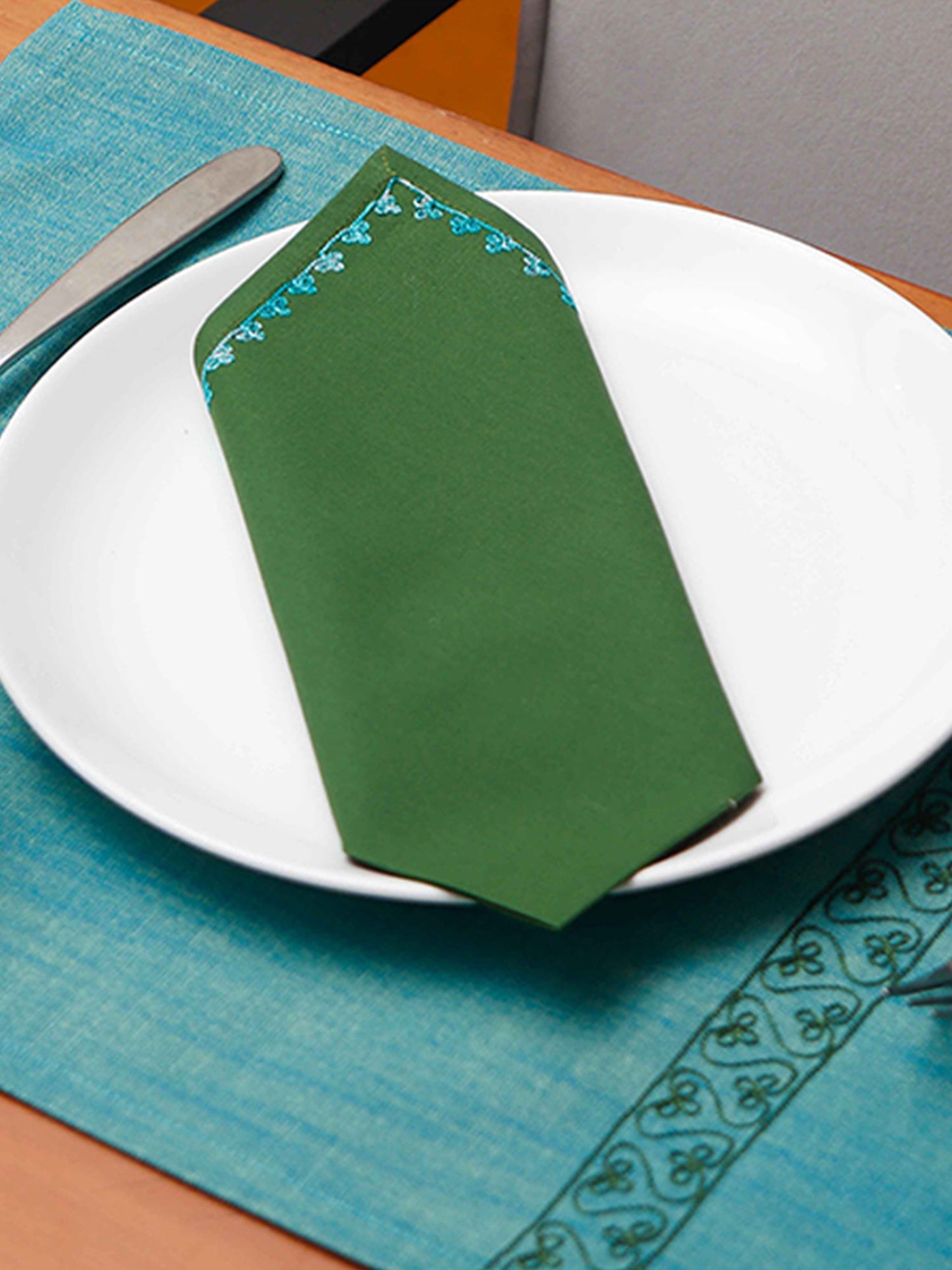 embroidered dinner table mats and napkins in contrast colors - 13x19 inch